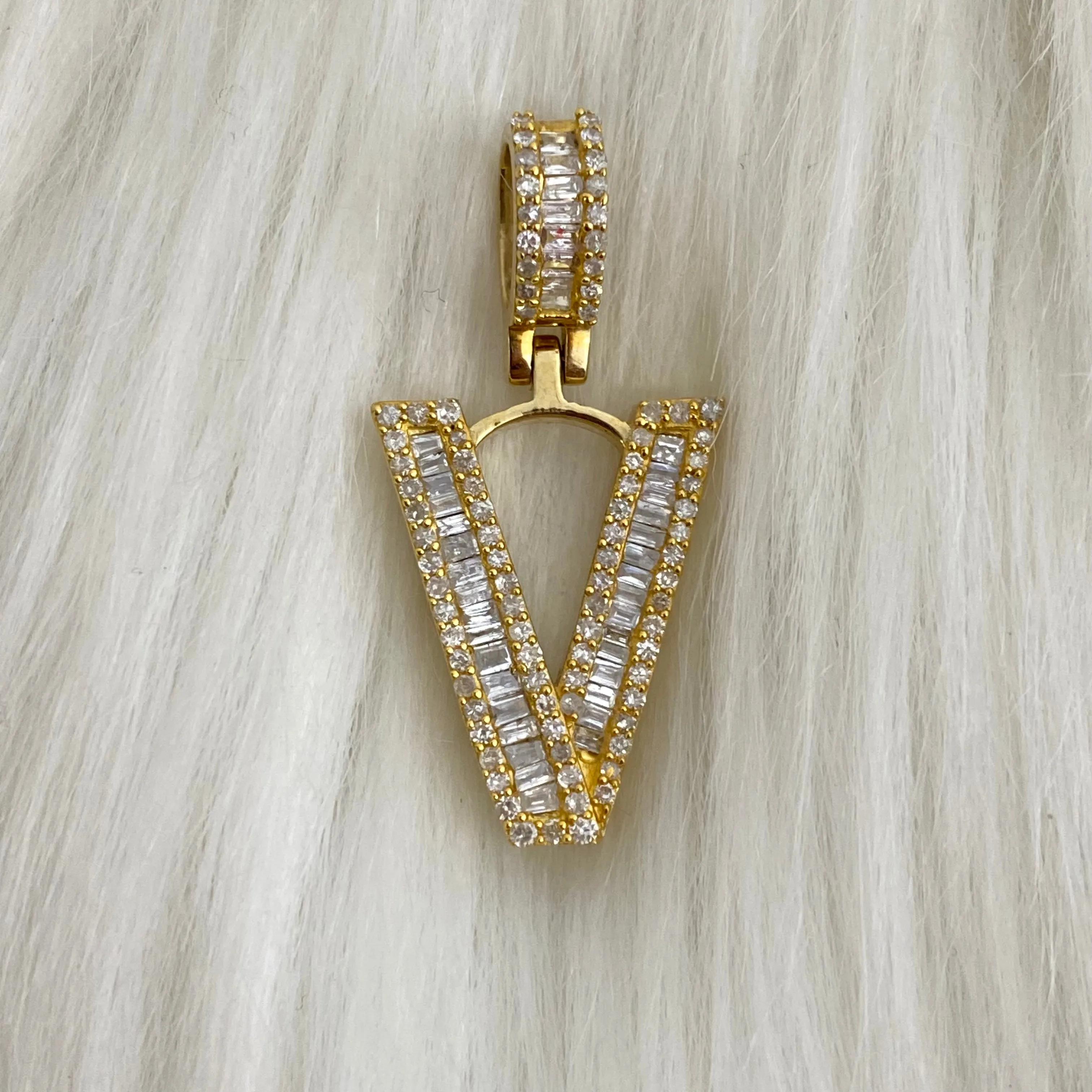 10K Yellow Gold Diamond Letter V Pendant Ct Dia / 3.1gr / 1in