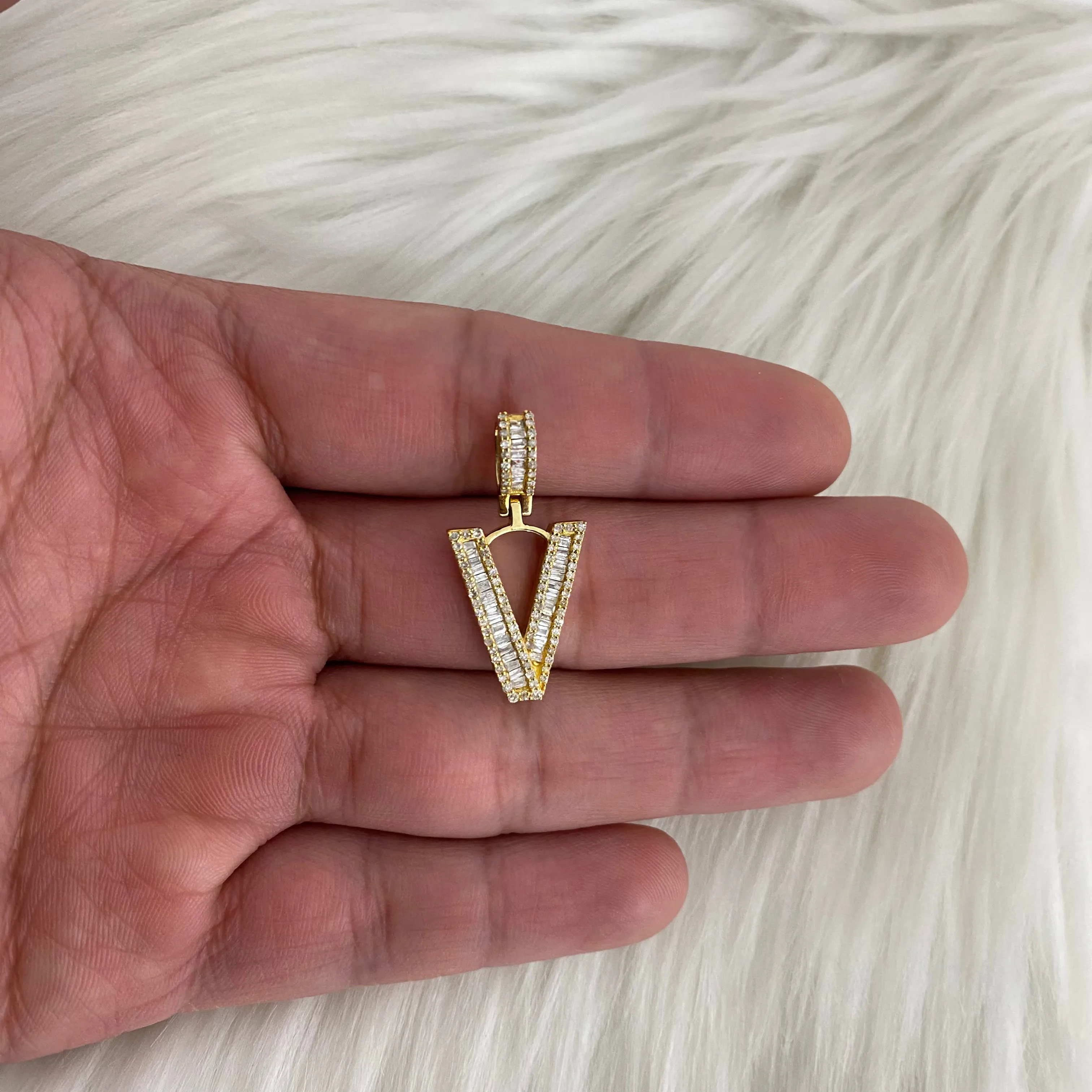 10K Yellow Gold Diamond Letter V Pendant Ct Dia / 3.1gr / 1in