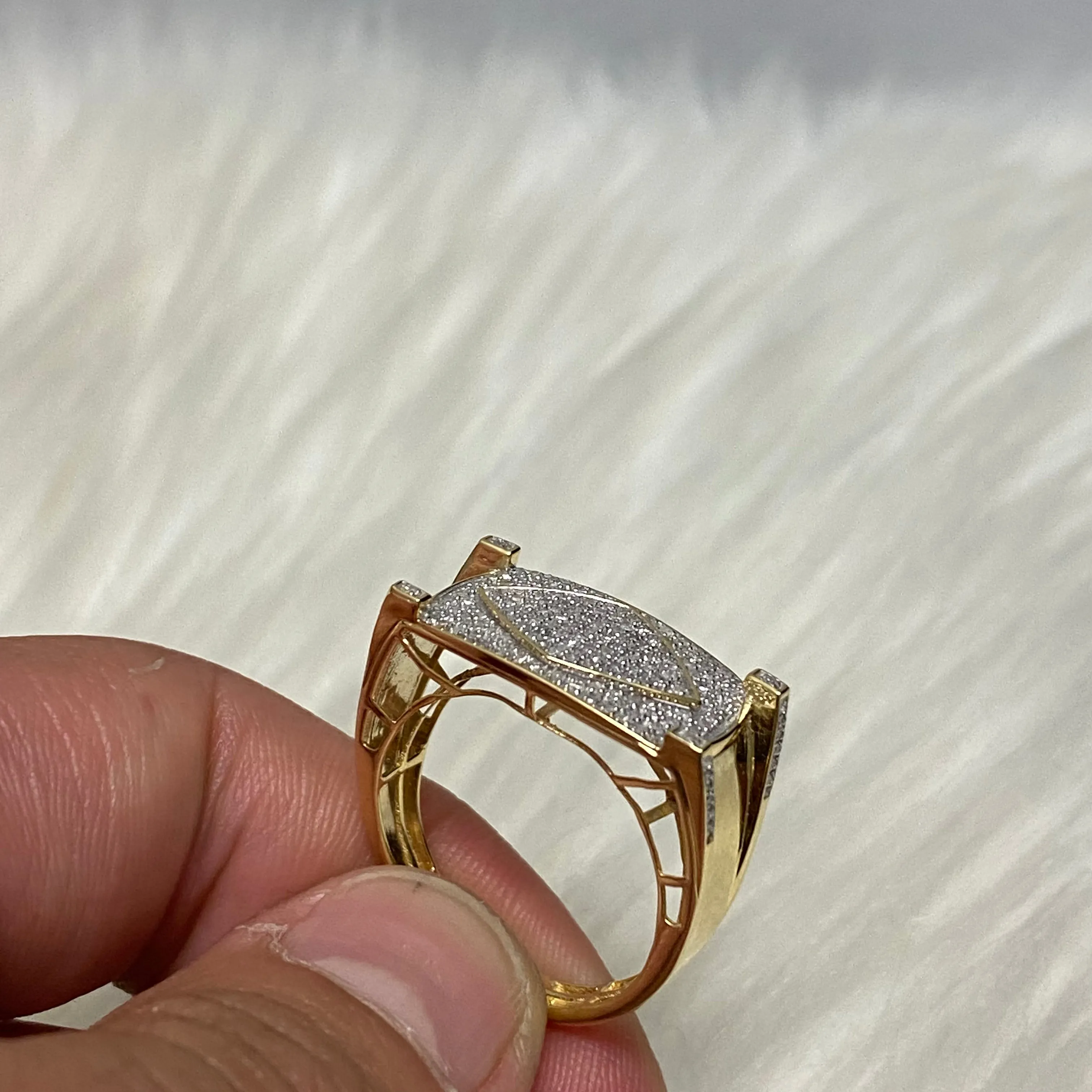 10K Yellow Gold Diamond Luxury Ring 0.39Ct Dia / 3.6gr / Size 9.5