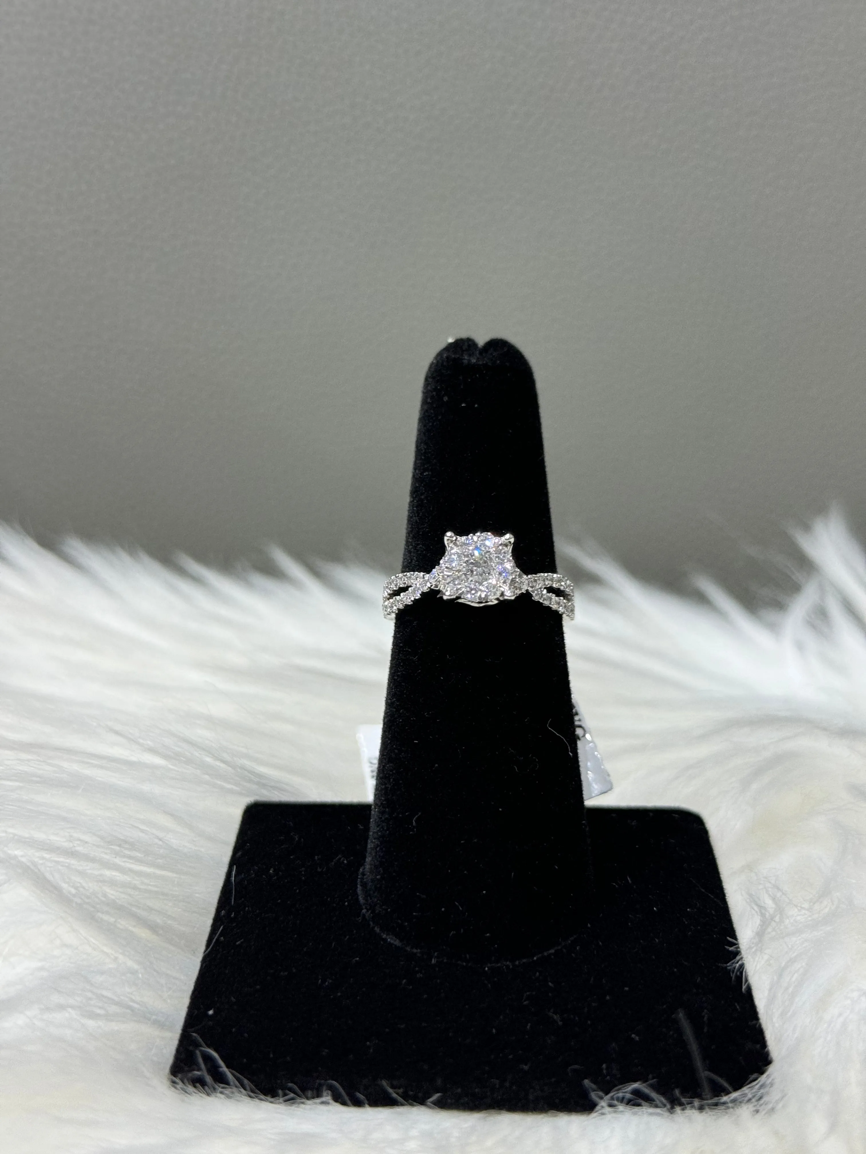 14K White Gold Diamond Flower Engagement Ring 0.68Ct Dia / 3.7gr / Size 6.5