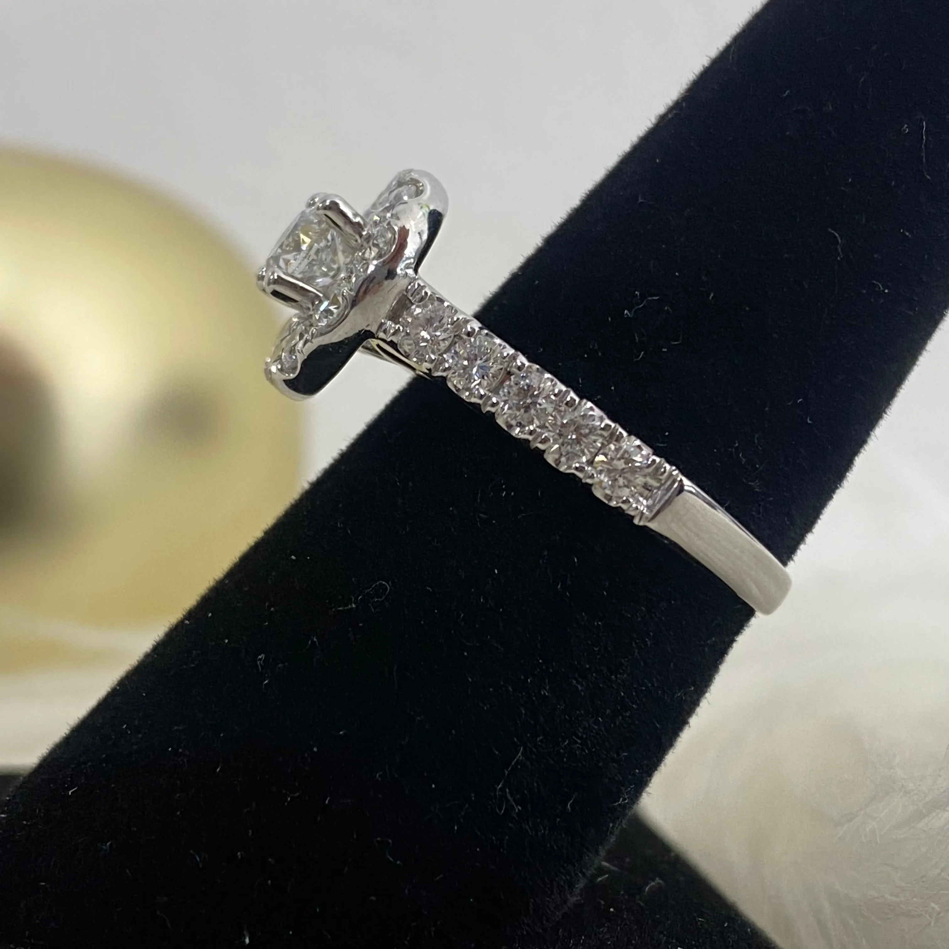 14K White Gold Diamond Flower Engagement Ring Ct Dia / 4.2gr / Size 7