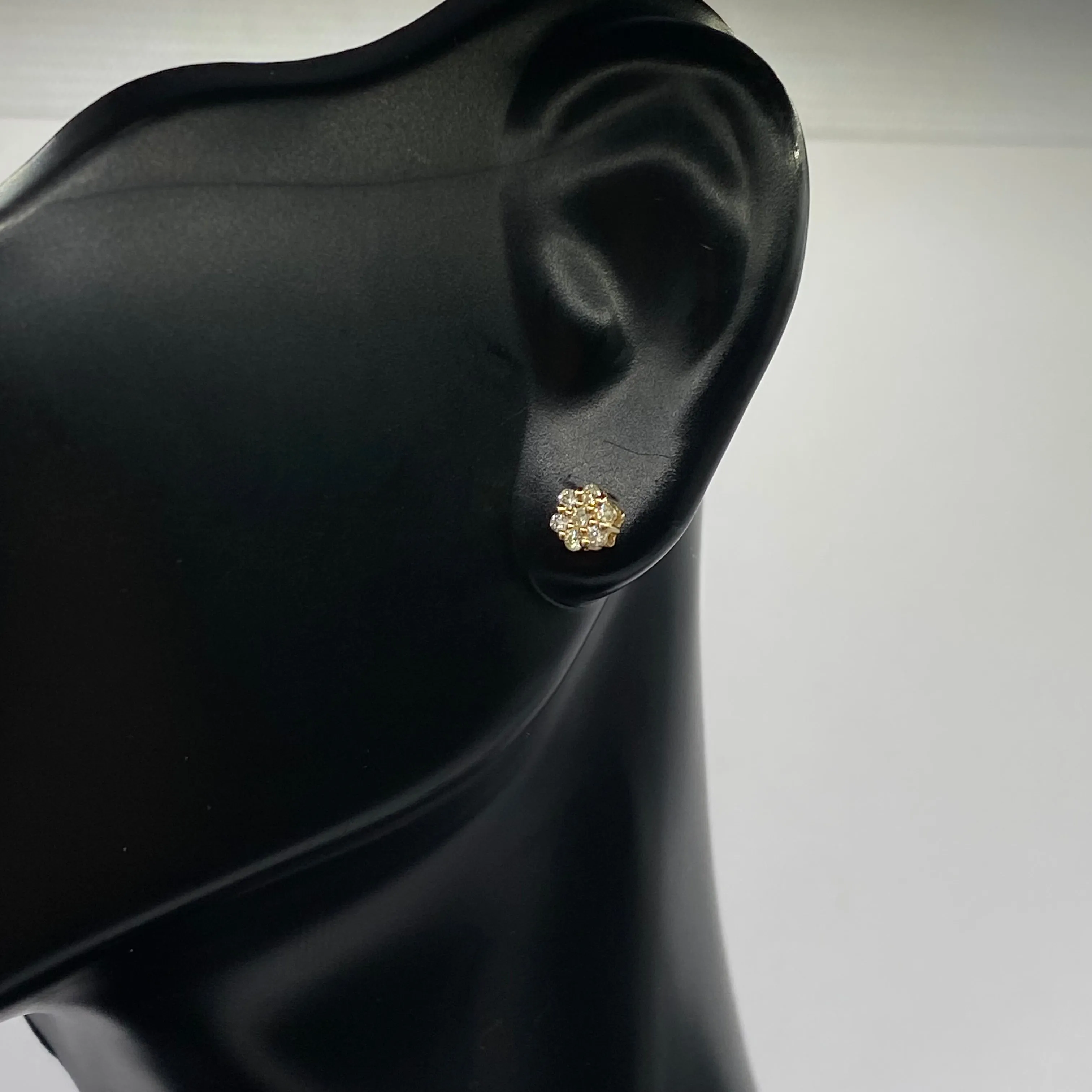 14K Yellow Gold Diamond Flower Stud Earrings 0.28Ct / 1gr