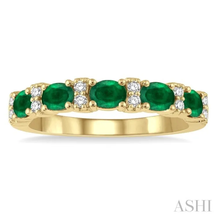 1/6 ctw Oval Shape 4x3MM Emerald and Round Cut Diamond Precious Band in 14K Yellow Gold