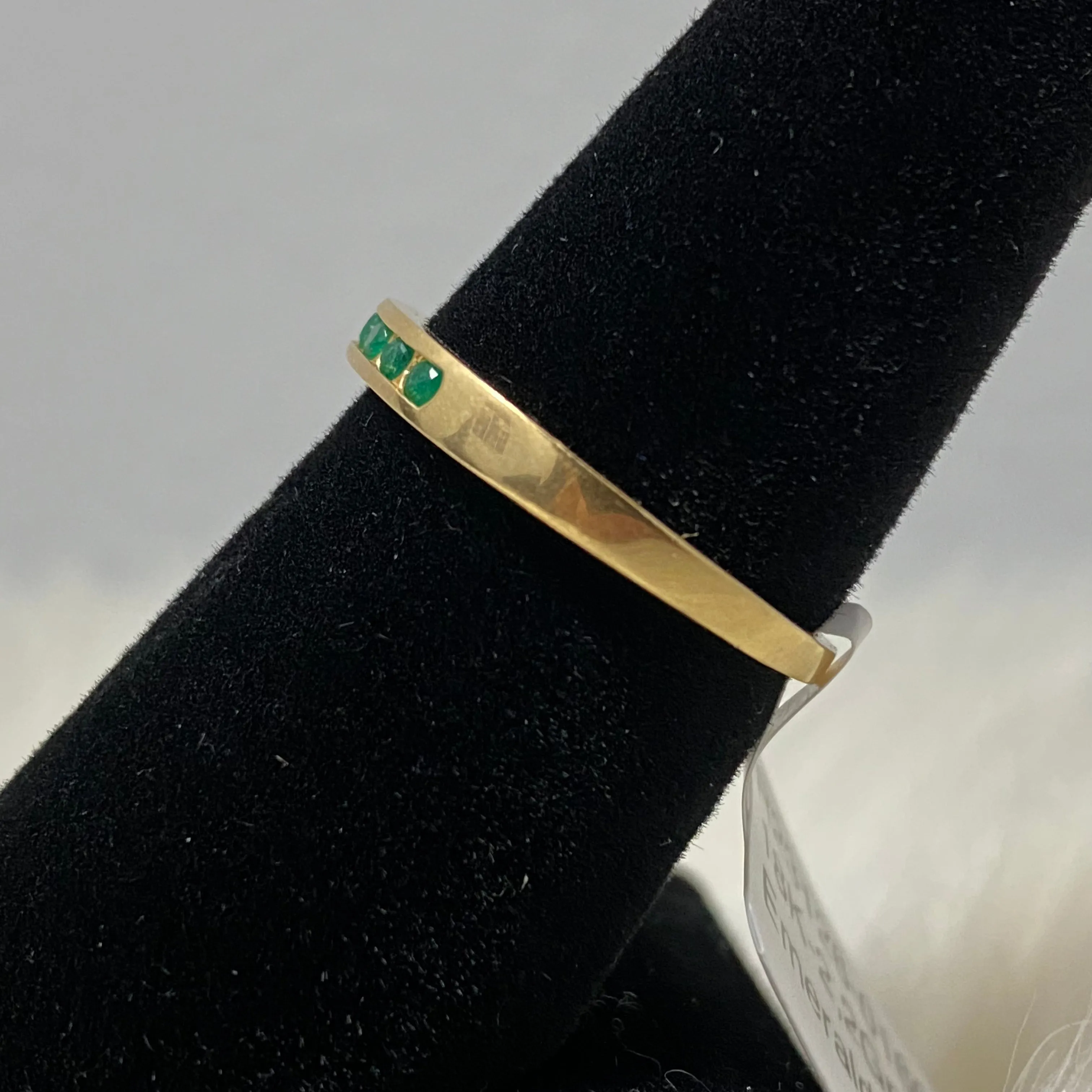 18K Yellow Gold Luxury Ring With Emerald / 2.2gr / Size 7.5