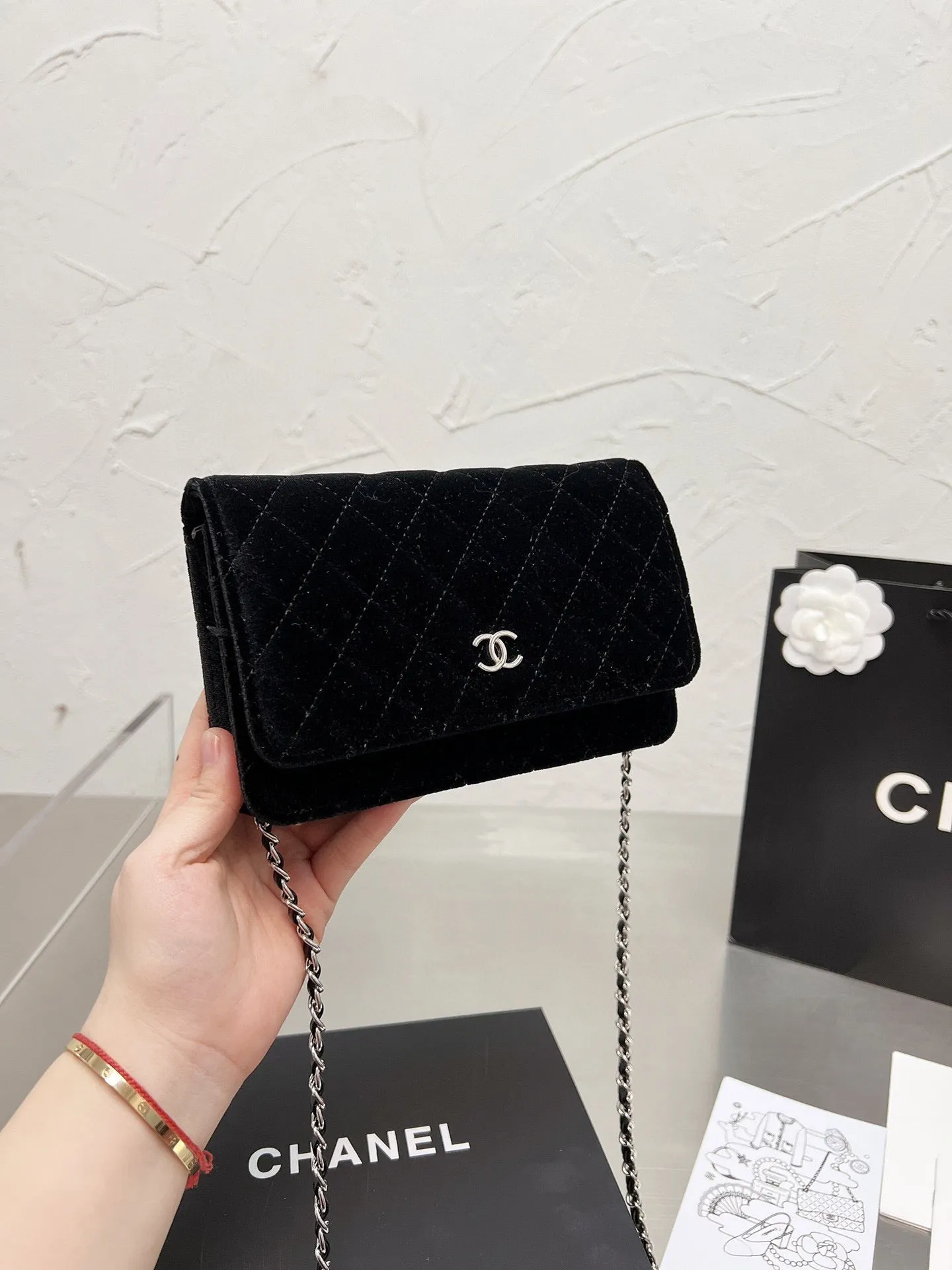 CC627 Classic Wallet on Chain / 4.8 × 7.5 × 1.4 in