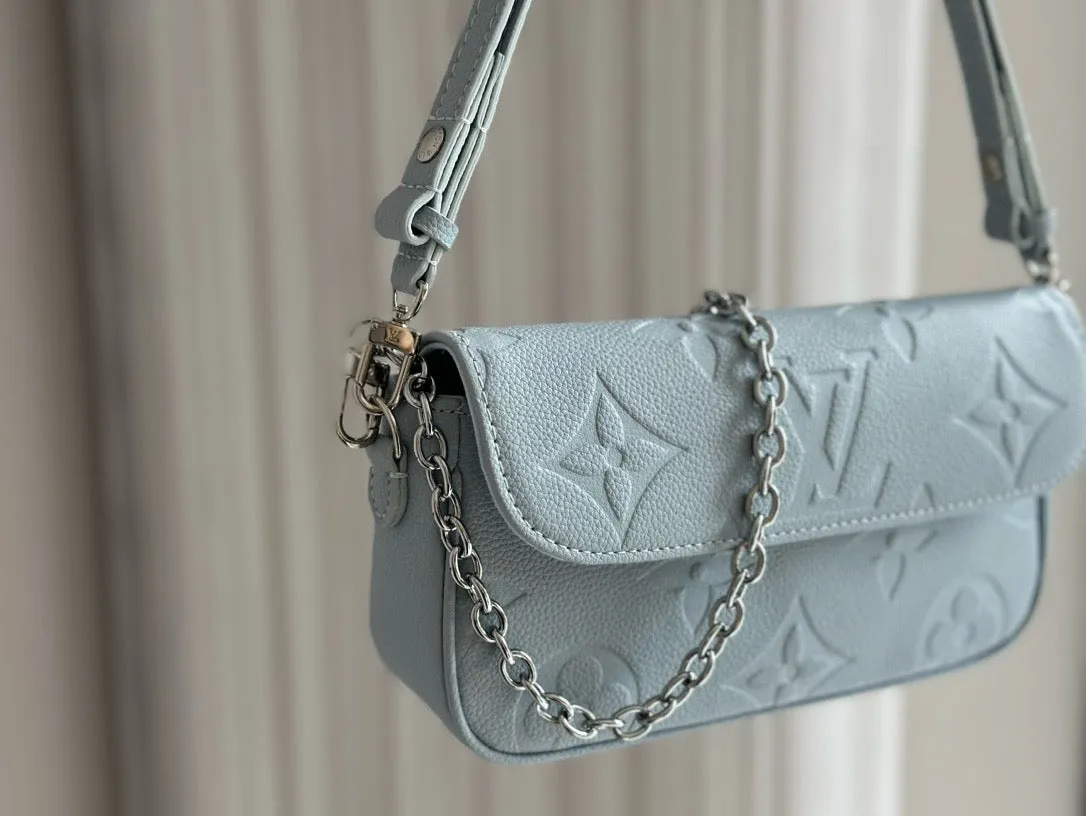 LB1024 Wallet On Chain Ivy / 9.3 x 4.7 x 1.7 inches